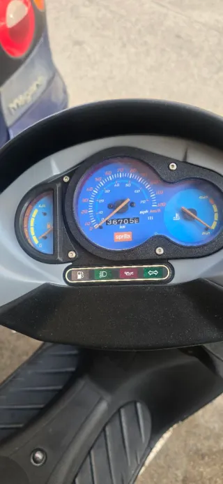 Aprilia SR Scooter Gris y Amarillo