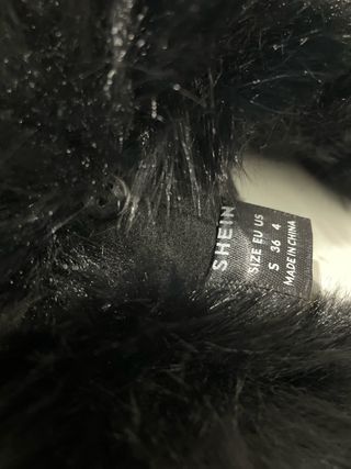 Abrigo negro con cuello de pelo