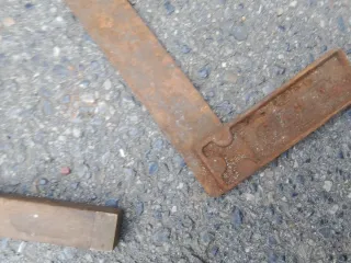 Martillo, cincel .escuadra carpintero.+ 2 planchas