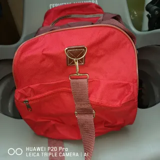 Bolso de viaje rojo y marrón