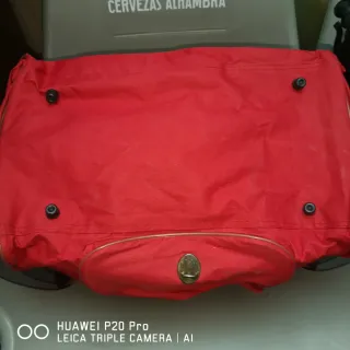Bolso de viaje rojo y marrón