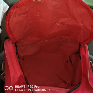 Bolso de viaje rojo y marrón