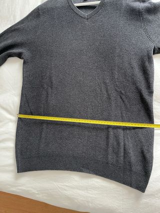 Jersey Pull&Bear cuello pico gris