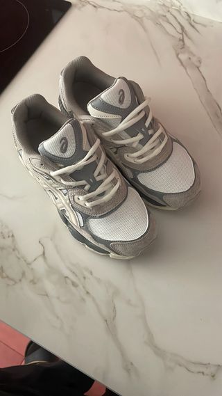 Asics Gel NYC Gris y Blanco