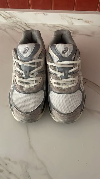 Asics Gel NYC Gris y Blanco