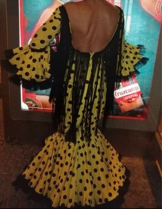 Traje de flamenca amarillo con lunares negros