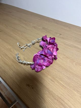 Diadema de flores moradas