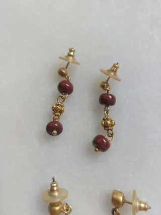 Pendientes dorados con cuentas rojas