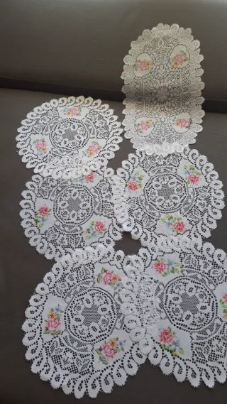 Lote 5 tappeti all'uncinetto rotondi e 1 ovale