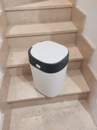 Cubo para pañales blanco y gris