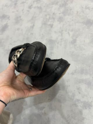 Mocasines de piel con cadena