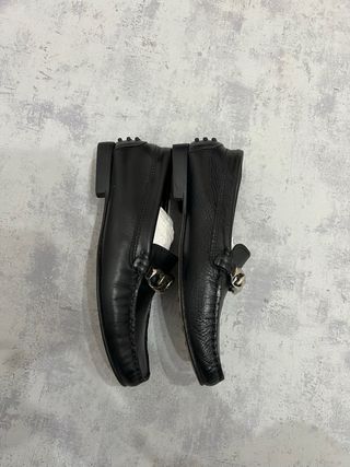 Mocasines de piel con cadena