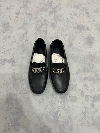 Mocasines de piel con cadena