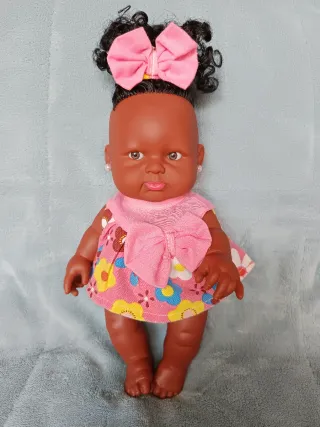 Muñeca negrita con 4 conjuntos de ropa