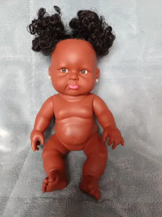 Muñeca negrita con 4 conjuntos de ropa