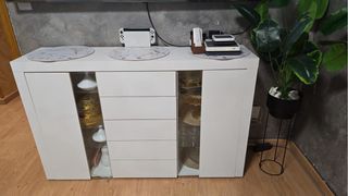 Mueble blanco con puertas y cajones