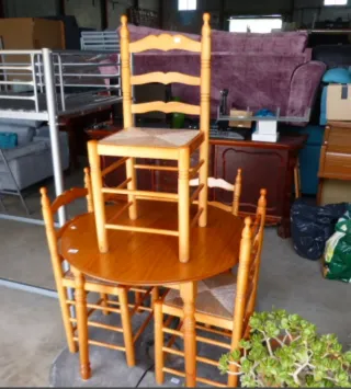 Mesa redonda de madera con 4 sillas