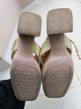 Tacones dorados plataforma