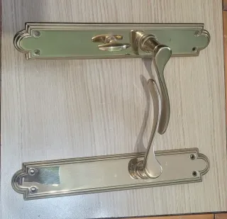 Manillas de puerta doradas