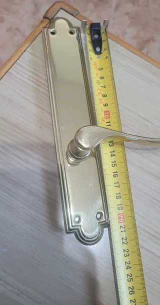 Manillas de puerta doradas