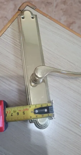 Manillas de puerta doradas