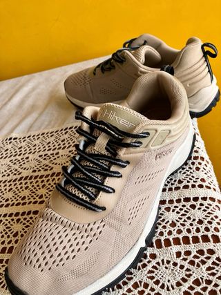 Deportivas trekking beige/negras Talla 39