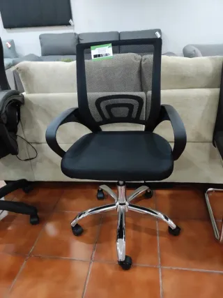 Silla de oficina negra con base cromada