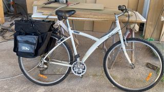 Bicicleta blanca con alforjas