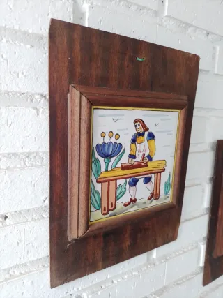 Azulejos decorativos enmarcados.