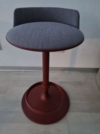 Taburete de Andreu World modelo Hula.