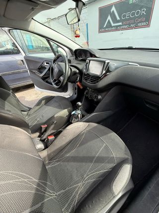 Peugeot 208 2012