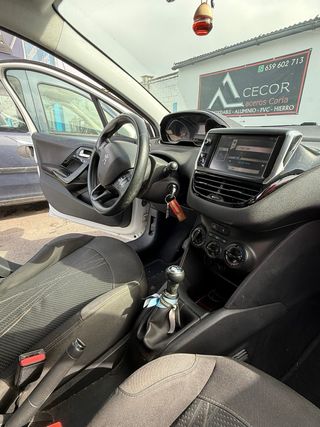 Peugeot 208 2012