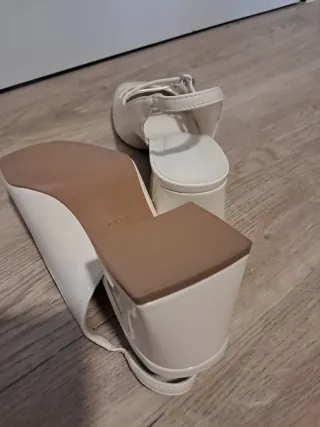 Zapatos destalonados beige nuevos