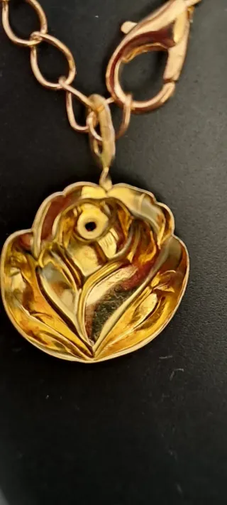 Collana con pendente rosa e farfalla