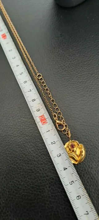Collana con pendente rosa e farfalla