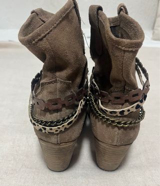 Botines ante marrón con adornos