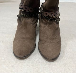 Botines ante marrón con adornos