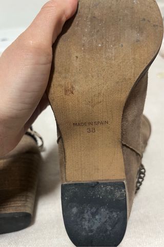 Botines ante marrón con adornos