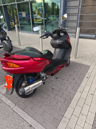 Suzuki Maxi Scooter Roja Automática
