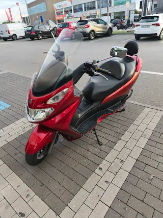 Suzuki Maxi Scooter Roja Automática