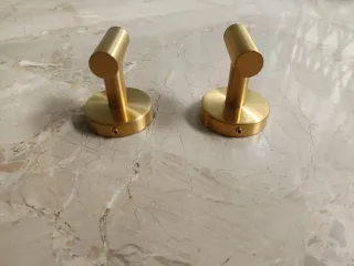 Toallero + 2 perchas doradas.