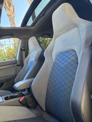 Volkswagen Golf 8 R AKRAPOVIC