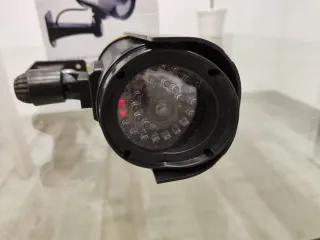 Cámara de seguridad falsa con placa solar