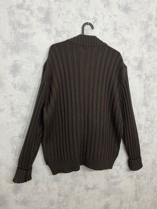 Cárdigan marrón con cremallera y trenzas