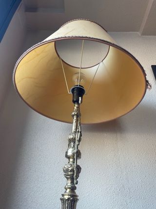 Lámpara de pie dorada estilo clásico