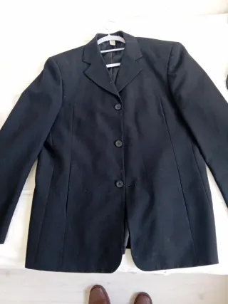 Lote abrigos de mujer trajes de hombre negociable