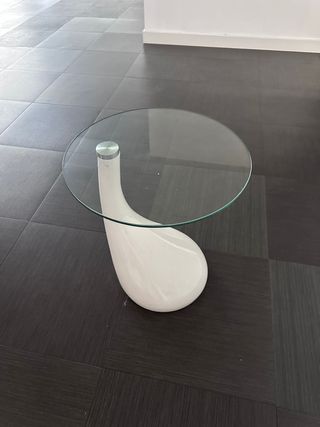 Conjunto 2 sillas blancas y mesa auxiliar