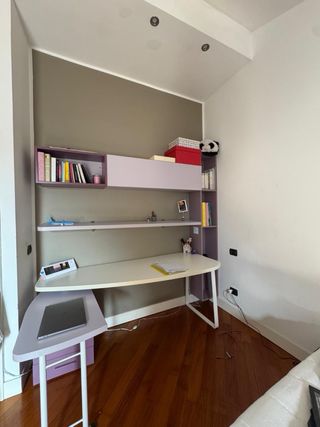 Scrivania con libreria e cassettiera