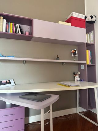 Scrivania con libreria e cassettiera