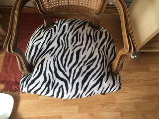 Sillón madera y caña con tapizado cebra